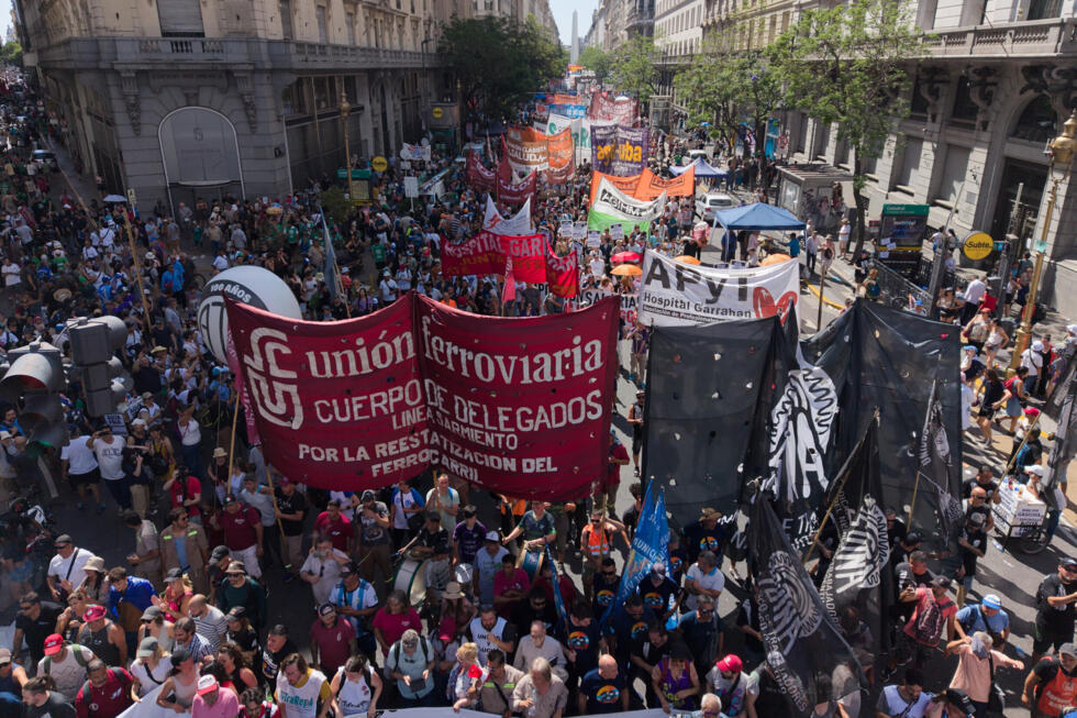 Manifestantes protestan contra la reforma laboral propuesta por el presidente Javier Milei en Buenos Aires, Argentina, el jueves 18 de diciembre de 2025.