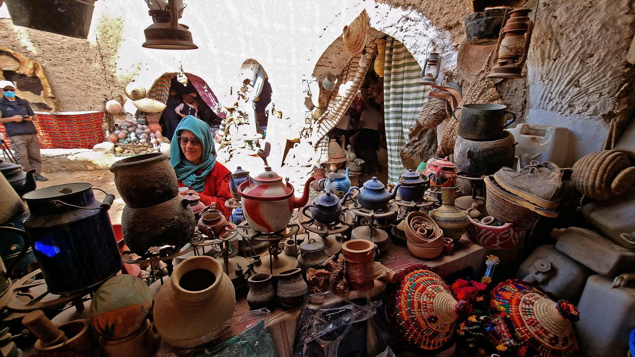 ليبيا تستقبل سياحا من جديد رغم عدم الاستقرار الأمني 1 سياح أوروبيون مصحوبون بحماية أمنية في رحلة سياحية إلى غدامس في ليبيا في 19 تشرين الأول/أكتوبر 2021