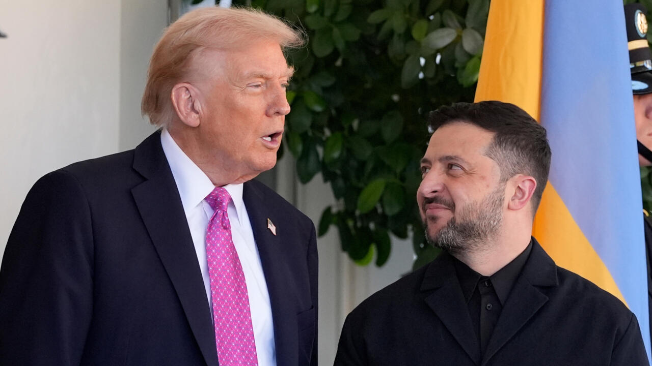 El presidente Donald Trump saluda al mandatario de Ucrania, Volodímir Zelenski , en Washington D.C., el 17 de octubre de 2025, en Washington.