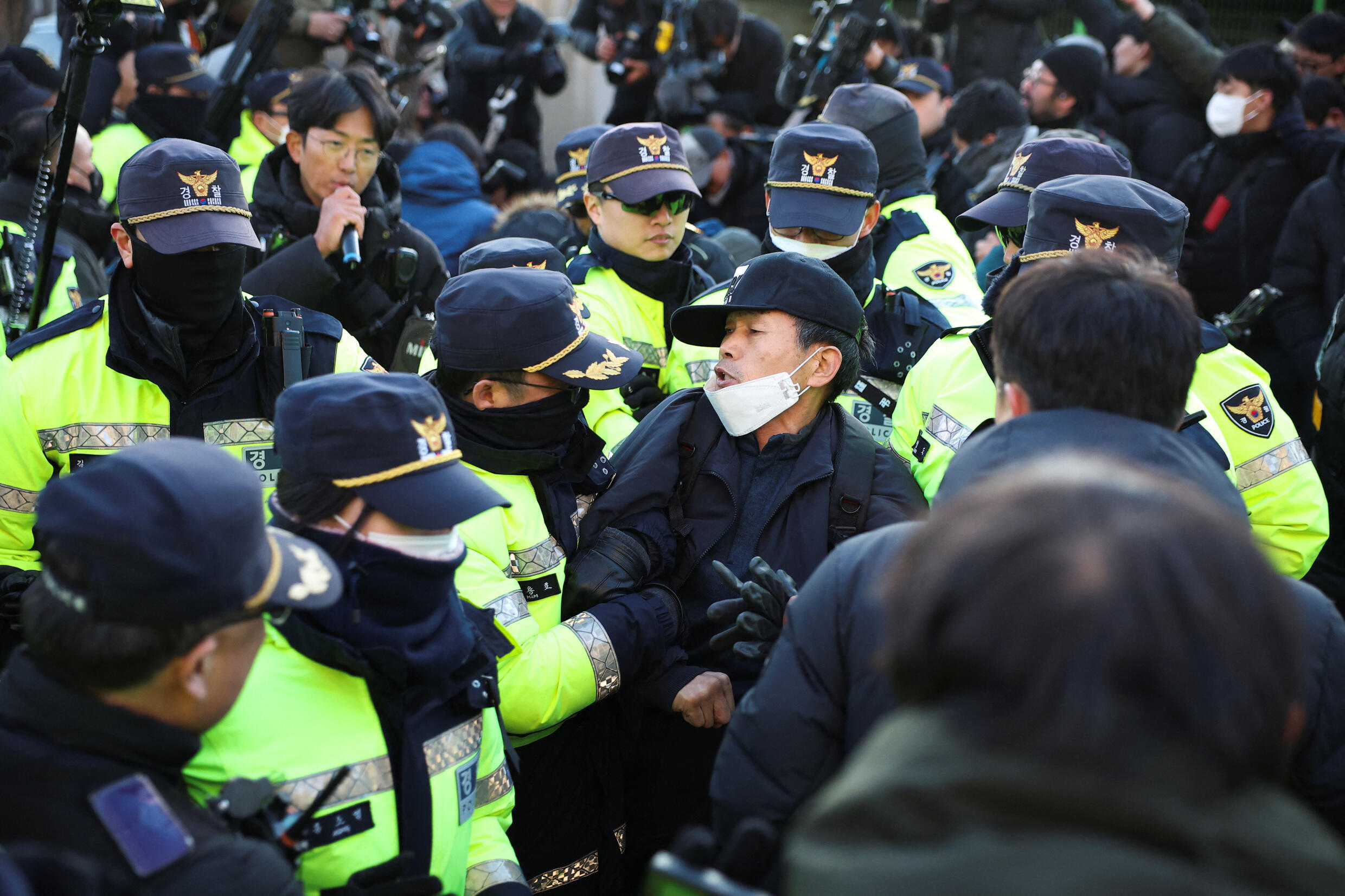 Corea del Sur: partidarios de Yoon se enfrentan a la policía para evitar su  arresto