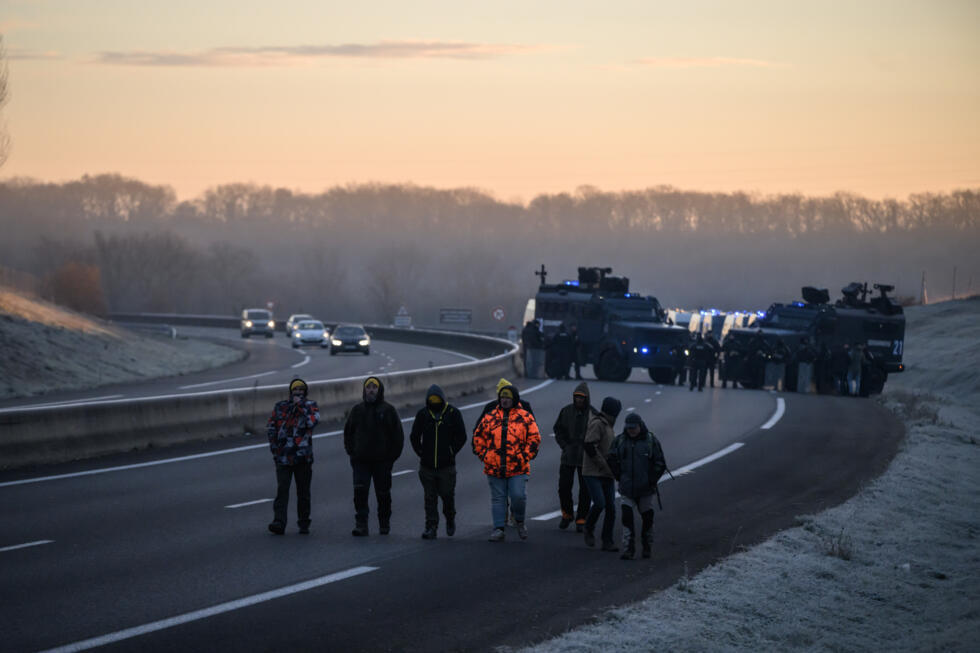 Οι αγρότες είναι επίσης αναστατωμένοι από την απόφαση να θανατώσουν τις αγελάδες ως απάντηση στην εξάπλωση της οζώδους δερματίτιδας.