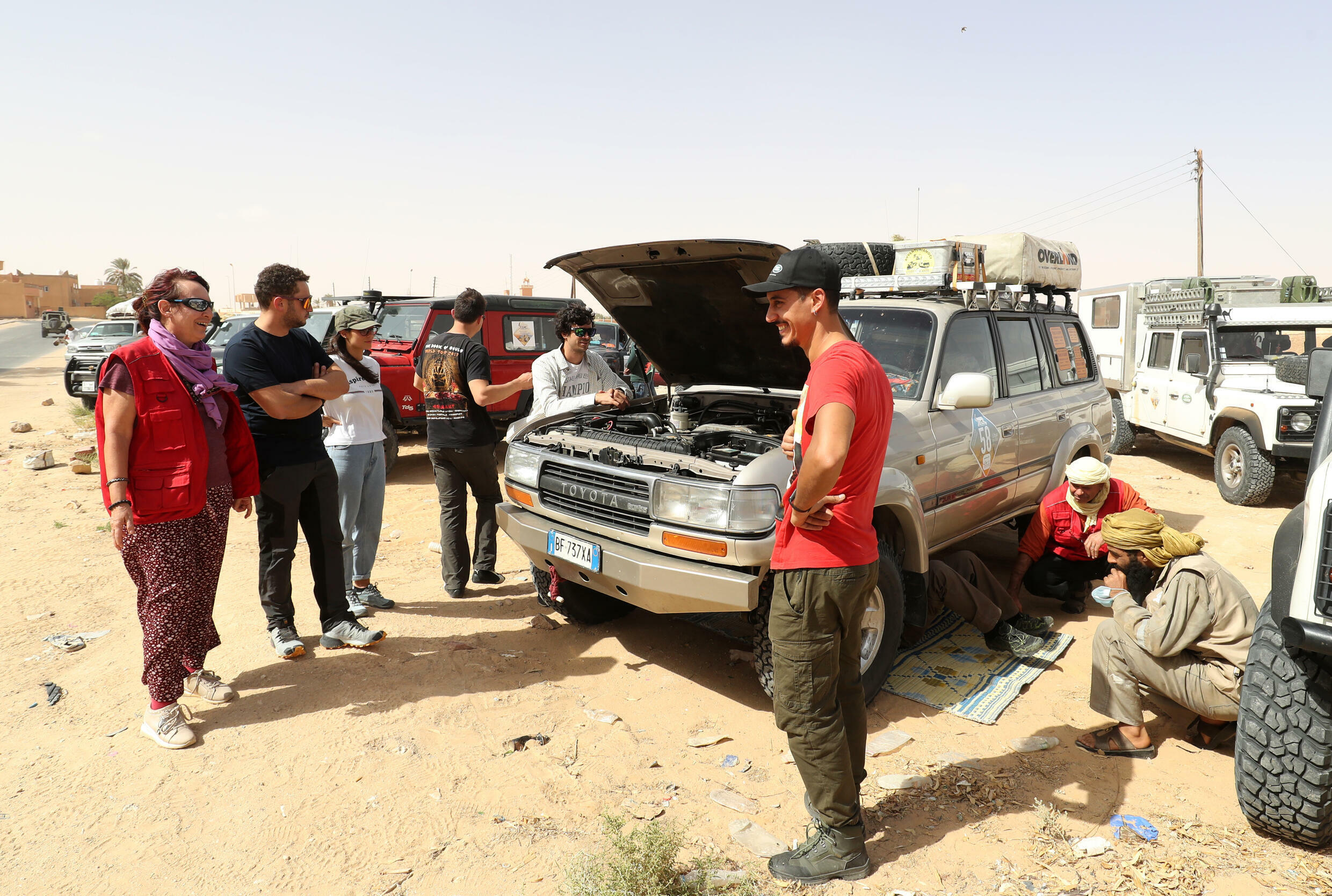 سياح أوروبيون مصحوبون بحماية أمنية في رحلة سياحية إلى غدامس في ليبيا في 19 تشرين الأول/أكتوبر 2021