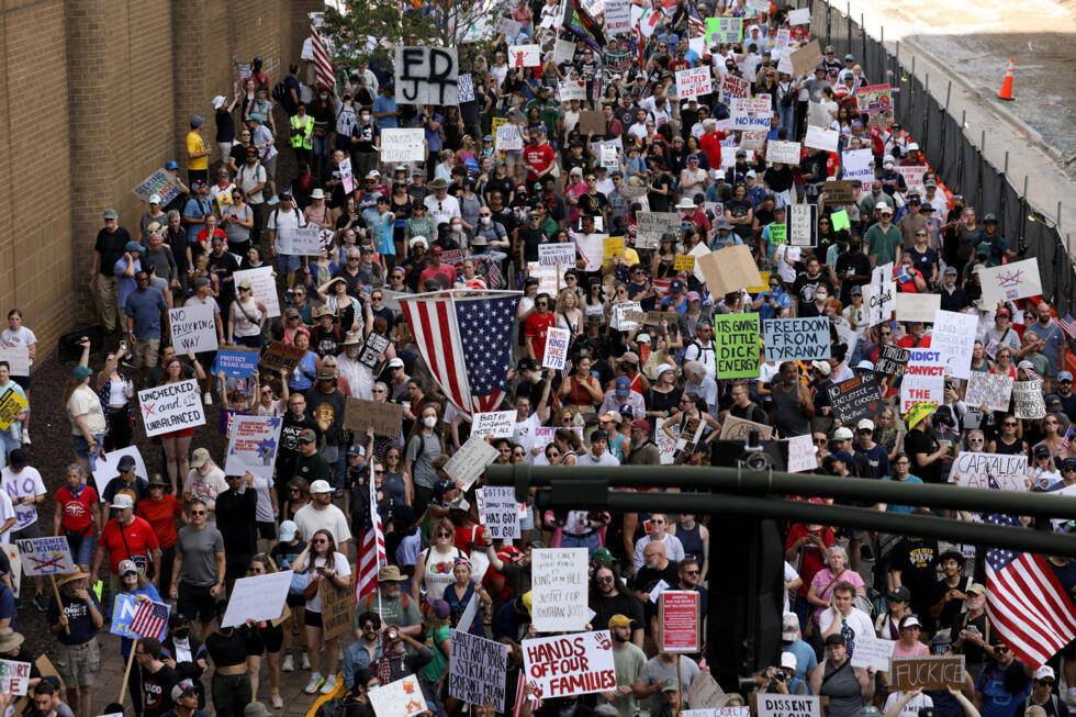 La gente se reúne el día de la manifestación 'No a los Reyes' en Atlanta, Georgia, EE. UU., 14 de junio de 2025.