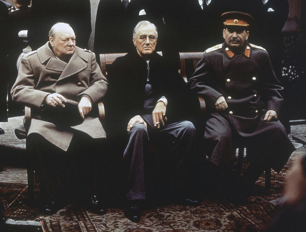 ARCHIVO - De izquierda a derecha, el primer ministro británico Winston Churchill, el presidente estadounidense Franklin Roosevelt y el líder soviético Josef Stalin sentados en el patio del Palacio Livadia, en Yalta, Crimea, el 4 de febrero de 1945.