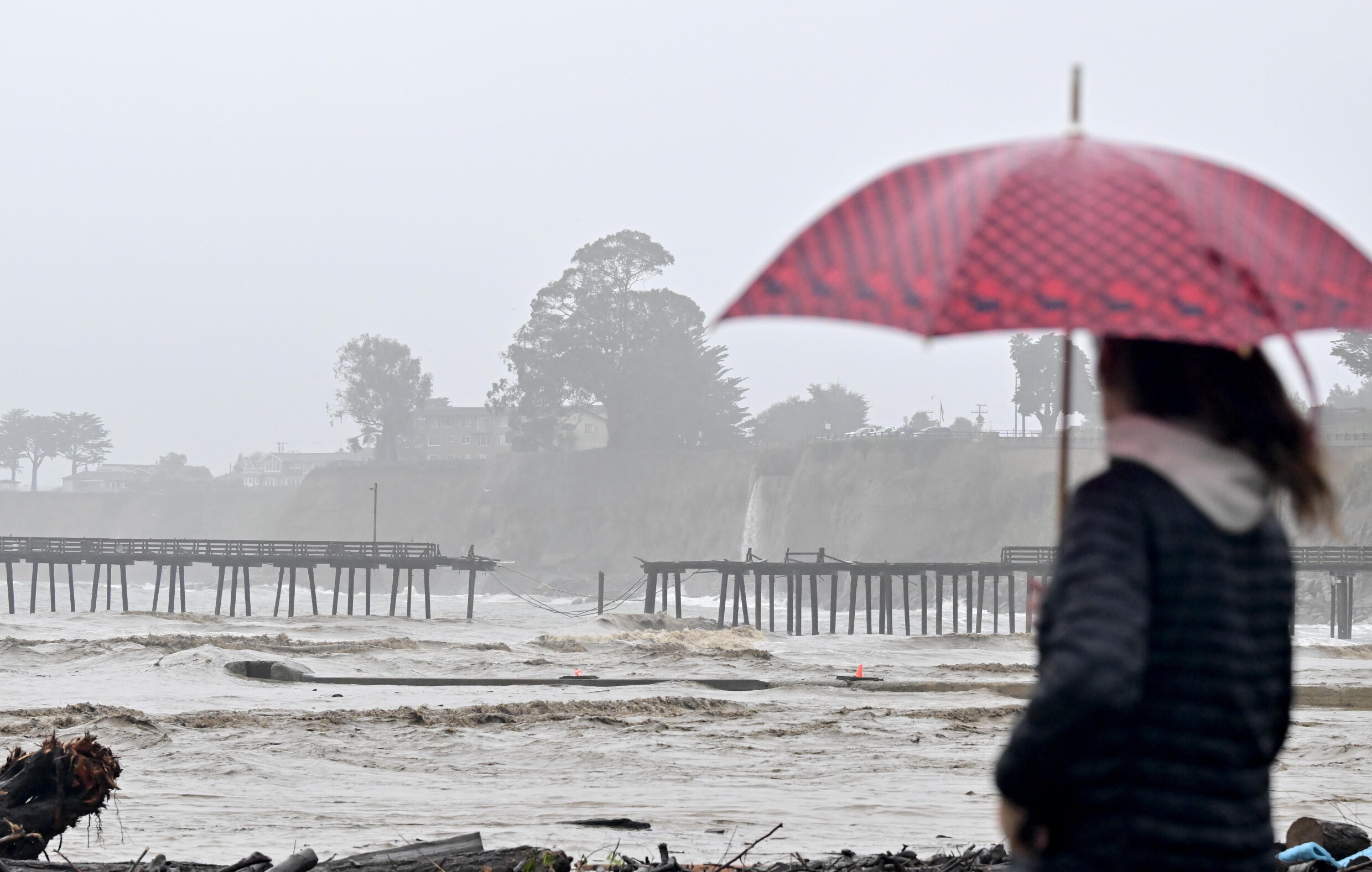 La jetée de Capitola Wharf a été martelée par mauvais temps
