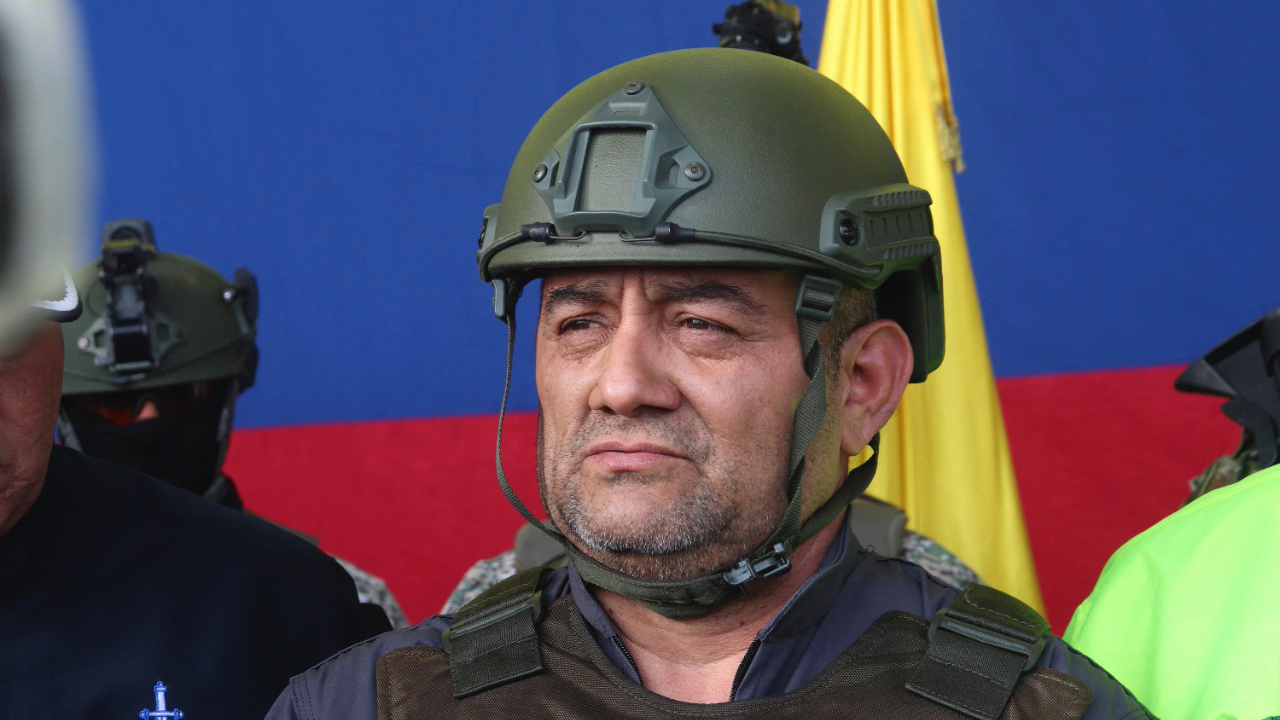Foto de archivo difundida por la oficina de prensa de la Presidencia de Colombia que muestra al narcotraficante colombiano y jefe del Clan del Golfo, Dairo Antonio Úsuga -alias 'Otoniel'-, antes de ser extraditado a Estados Unidos, en Bogotá el 4 de mayo de 2022.
