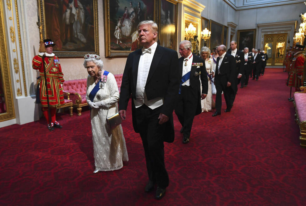 205 / 5 000Sur cette photo d'archive du 3 juin 2019, la reine Elizabeth II de Grande-Bretagne, au centre à gauche, le président américain Donald Trump et ses invités arrivent par la galerie Est avant le banquet d'État au palais de Buckingham à Londres.