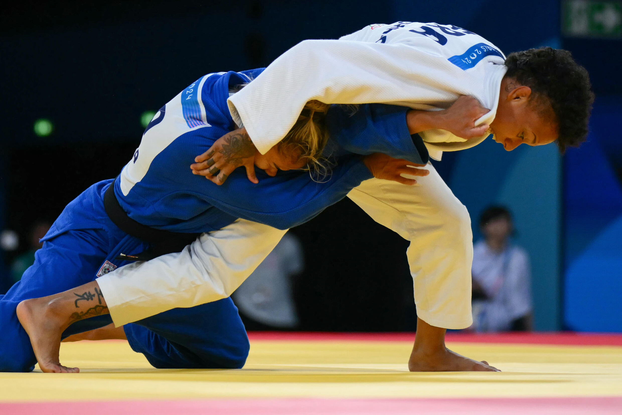 Amandine Buchard (en blanc) lors des épreuves olympiques à Paris, dimanche 28 juillet 2024.