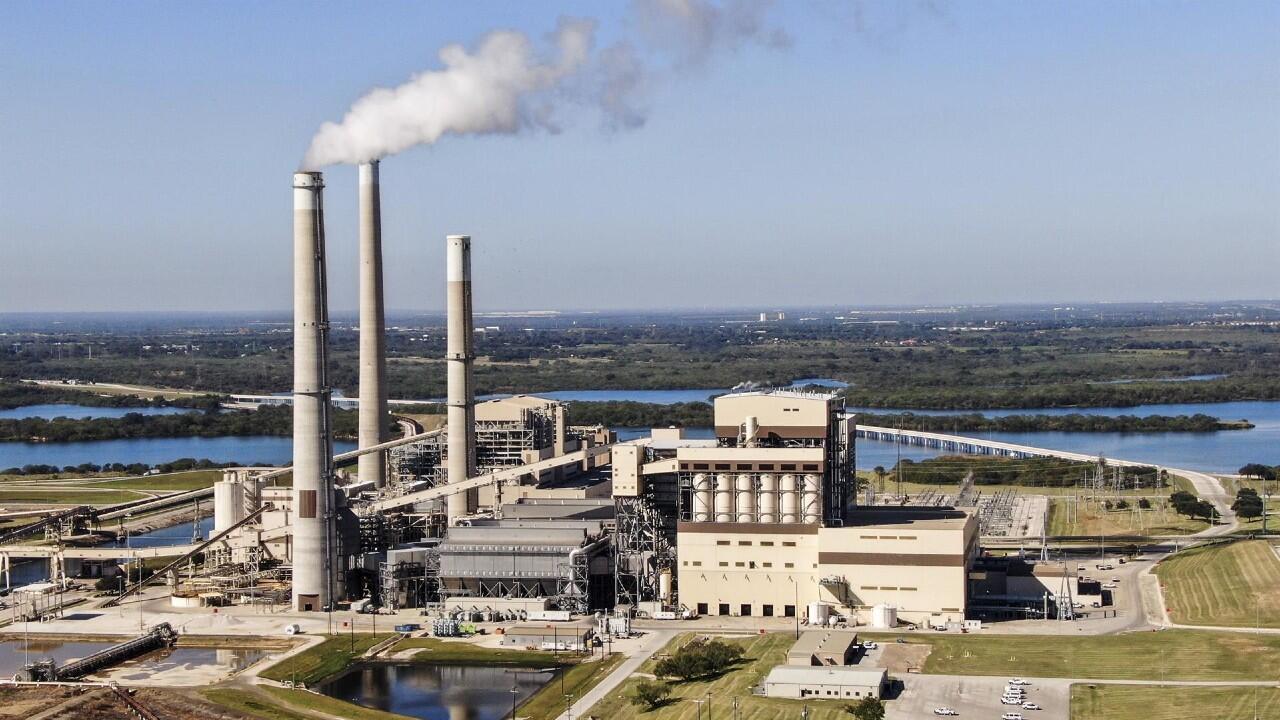 Una imagen aérea muestra gases quemados cerca de tanques de almacenamiento de petróleo, en San Antonio, Texas, Estados Unidos, el 31 de octubre de 2021.