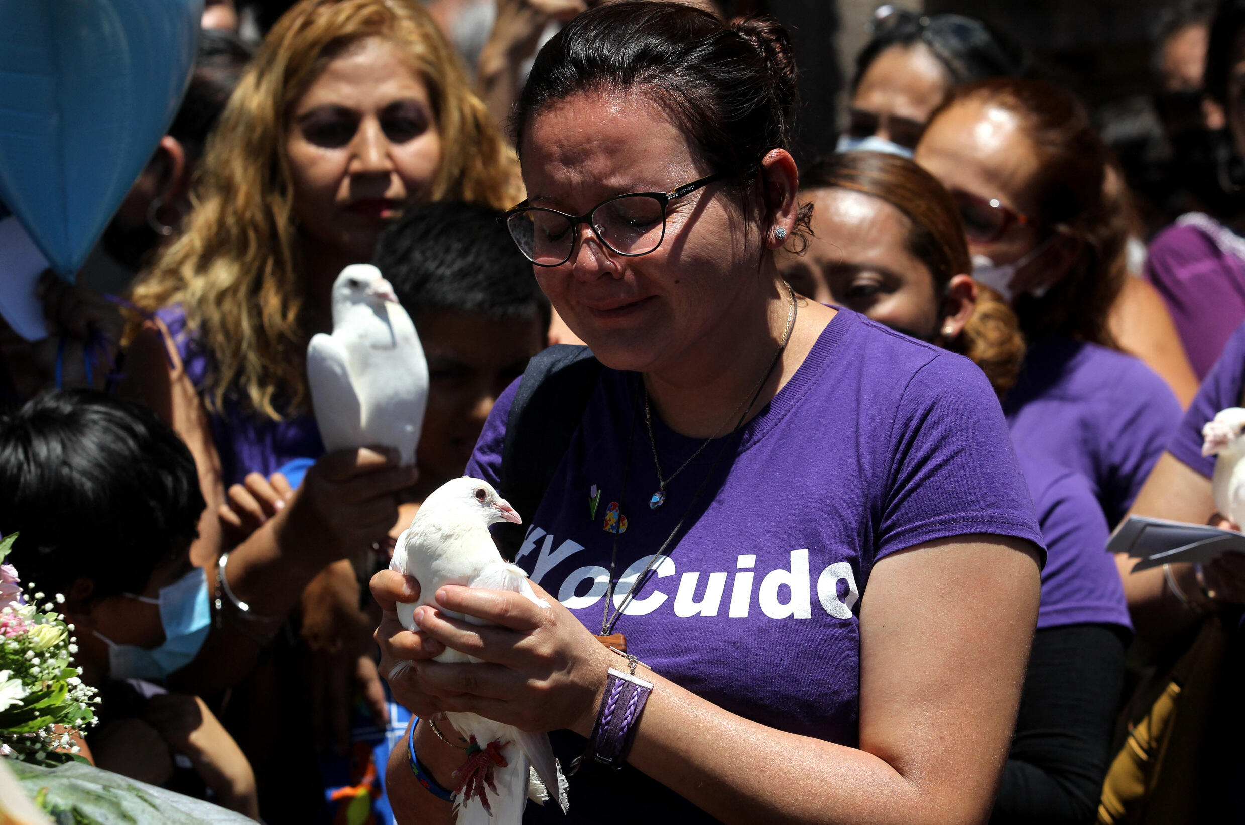 Amigos y familiares de Luz Raquel Padilla, que fue quemada viva, participan en una manifestación para exigir justicia durante su velatorio en Zapopan, México, el 21 de julio de 2022.