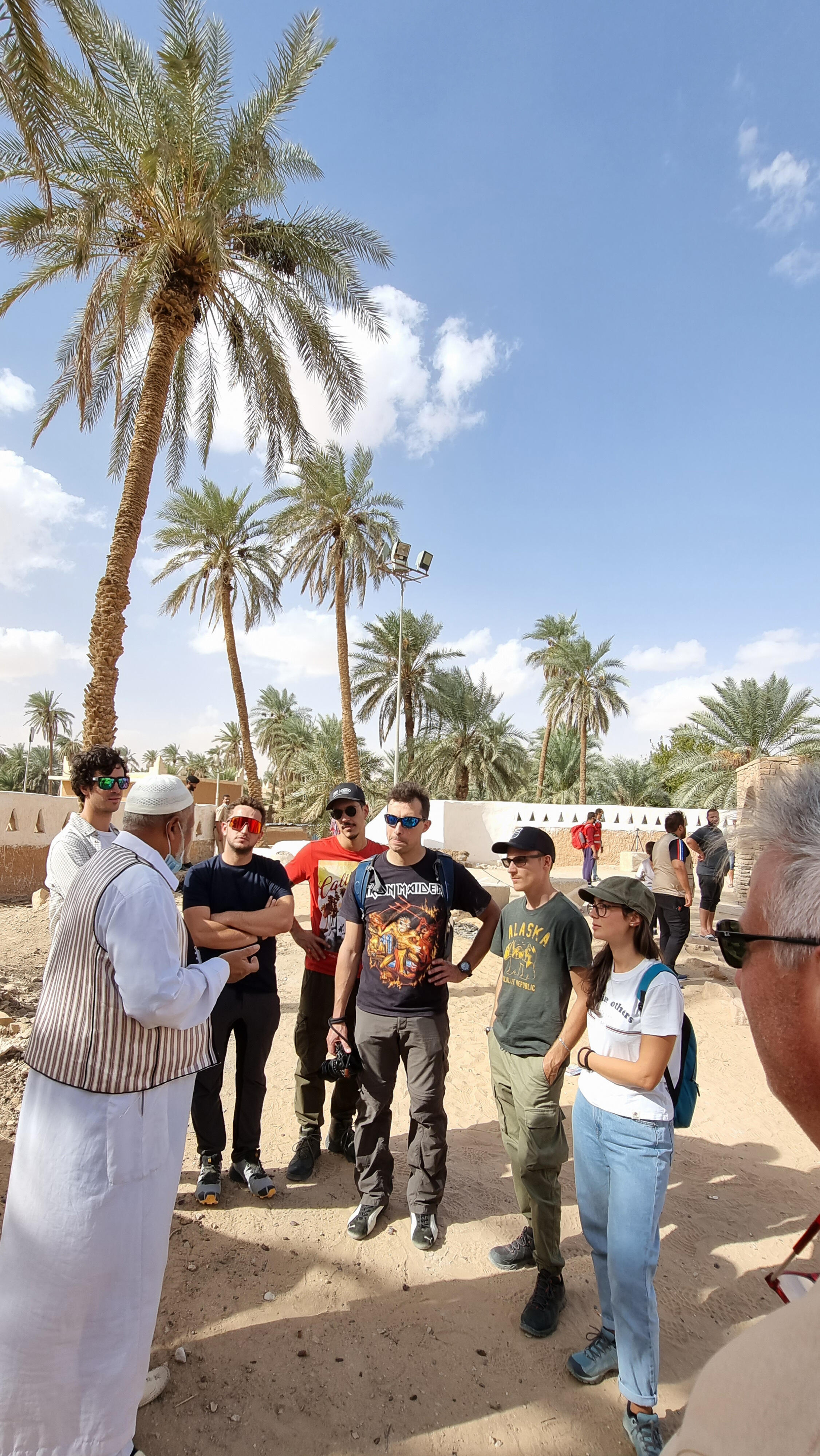 سياح أوروبيون مصحوبون بحماية أمنية في رحلة سياحية إلى غدامس في ليبيا في 19 تشرين الأول/أكتوبر 2021