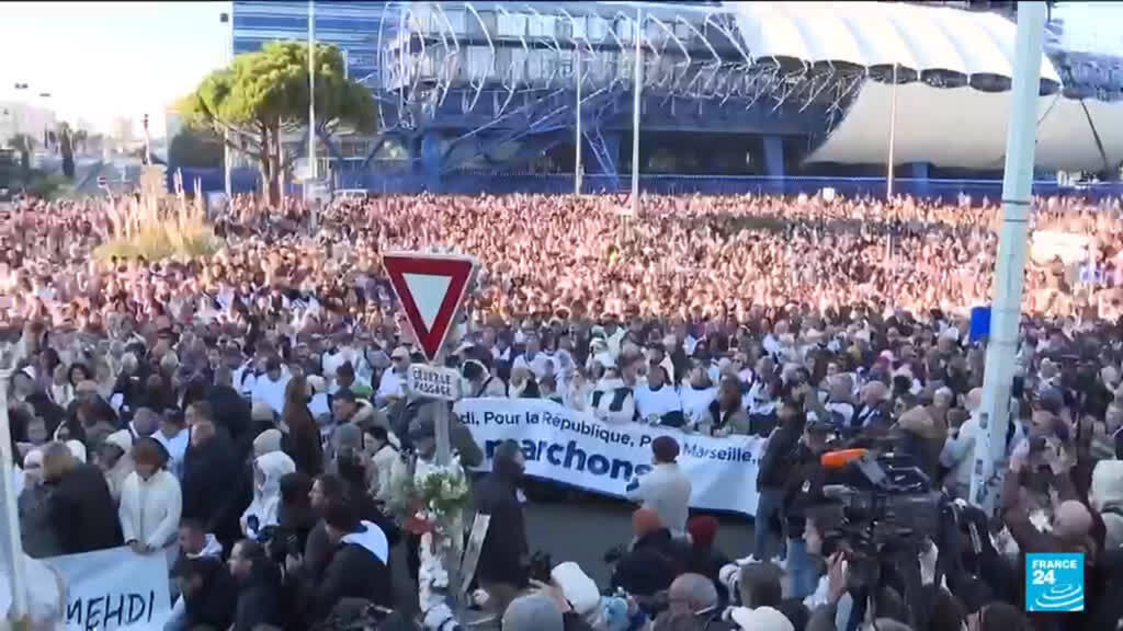 Miles de personas se reúnen en Marsella para condenar la violencia del narcotráfico tras el asesinato del hermano de un activista