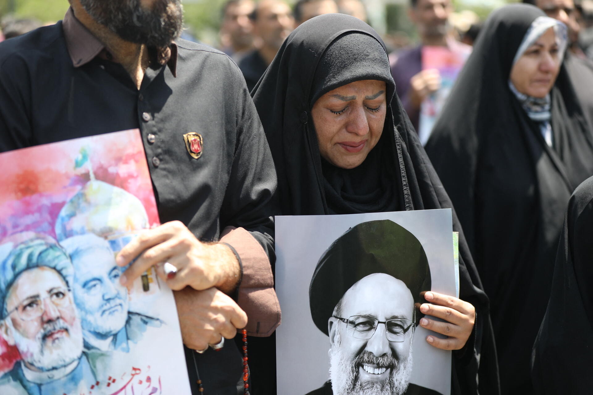 Des Iraniens en deuil assistent aux funérailles du président Ebrahim Raisi dans la ville de Machhad, le 23 mai 2024. M. Raisi et sept membres de son entourage, dont le ministre des Affaires étrangères