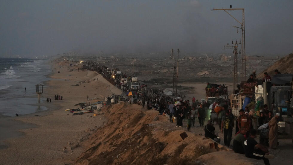 Palestinos desplazados huyen de la Ciudad de Gaza, a pie y en vehículos, cargando con sus pertenencias por la carretera costera de Nuseirat hacia el sur de la Franja de Gaza, el 19 de septiembre de 2025.