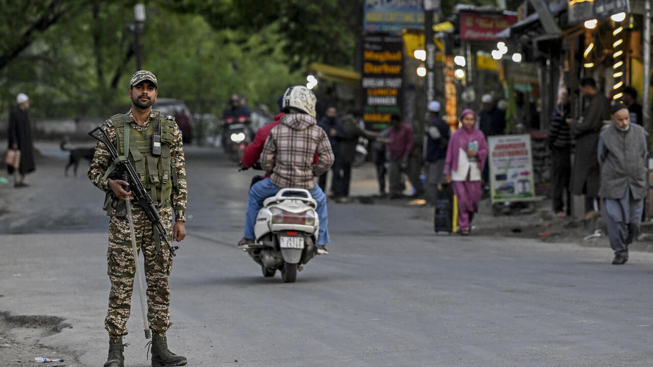 Un membre des forces de sécurité indienne monte la garde après une attaque contre des touristes près de Pahalgam, le 22 avril 2025 au Cachemire indien