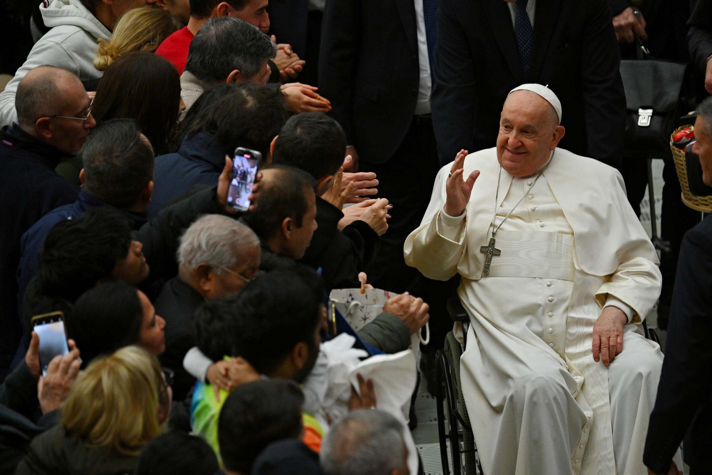Le pape François salue les fidèles lors d'une audience privée pour présenter ses vœux de Noël aux employés du Vatican, le 21 décembre 2024.
