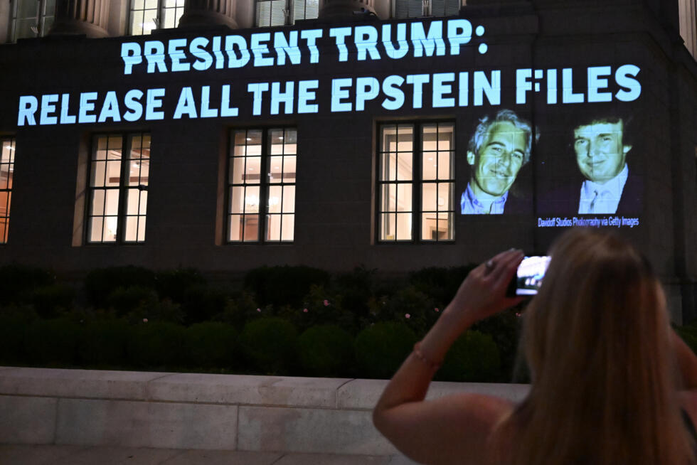 Un message appelant le président américain Donald Trump à divulguer tous les dossiers liés à Jeffrey Epstein, projeté sur un bâtiment près de la Maison Blanche, à Washington, le 18 juillet 2025.