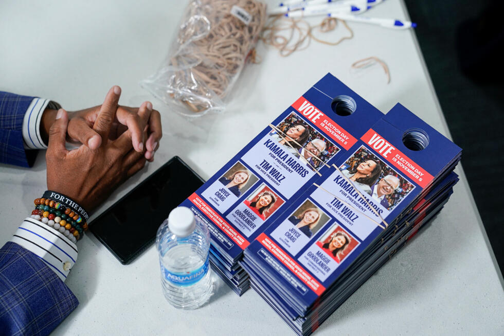 Vista del material de campaña de la candidata demócrata a la presidencia y vicepresidenta de EE.UU. Kamala Harris, el candidato a la vicepresidencia y gobernador de Minnesota Tim Walz, la candidata a la Cámara de Representantes de EE.UU. por Nuevo Hampshire Maggie Goodlander y la candidata a gobernadora de Nuevo Hampshire Joyce Craig, en la sede del Partido Demócrata de Nuevo Hampshire, en Concord, Nuevo Hampshire, EE.UU., 22 de octubre de 2024.