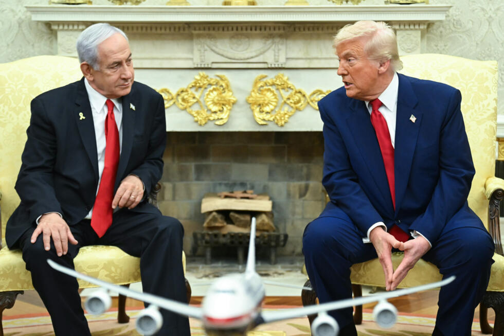 Le président américain Donald Trump (D) rencontre le Premier ministre israélien Benjamin Netanyahu dans le bureau ovale de la Maison Blanche, à Washington, le 7 avril 2025