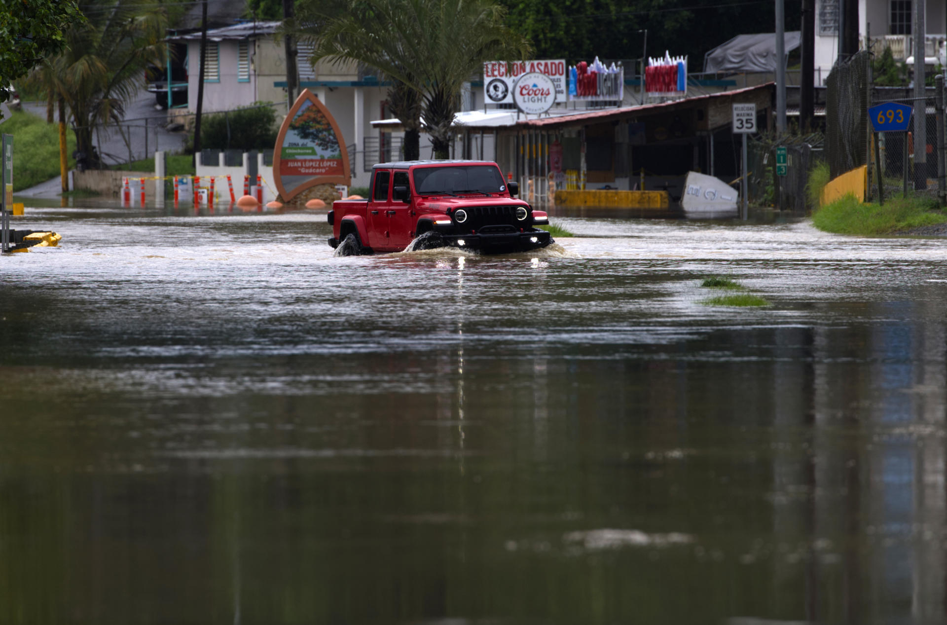 Cientos de personas se encuentran este 14 de agosto en los refugios habilitados por las autoridades de Puerto Rico, donde hay carreteras bloqueadas y algunos ríos se están desbordando tras el paso de Ernesto, que se convirtió en huracán.
