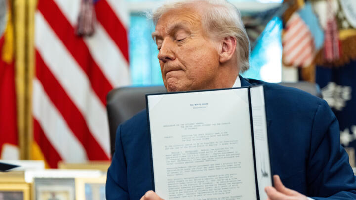 El presidente Donald Trump sostiene una copia firmada de un memorando ejecutivo sobre la pena de muerte mientras habla en la Oficina Oval de la Casa Blanca, el jueves 25 de septiembre de 2025, en Washington.