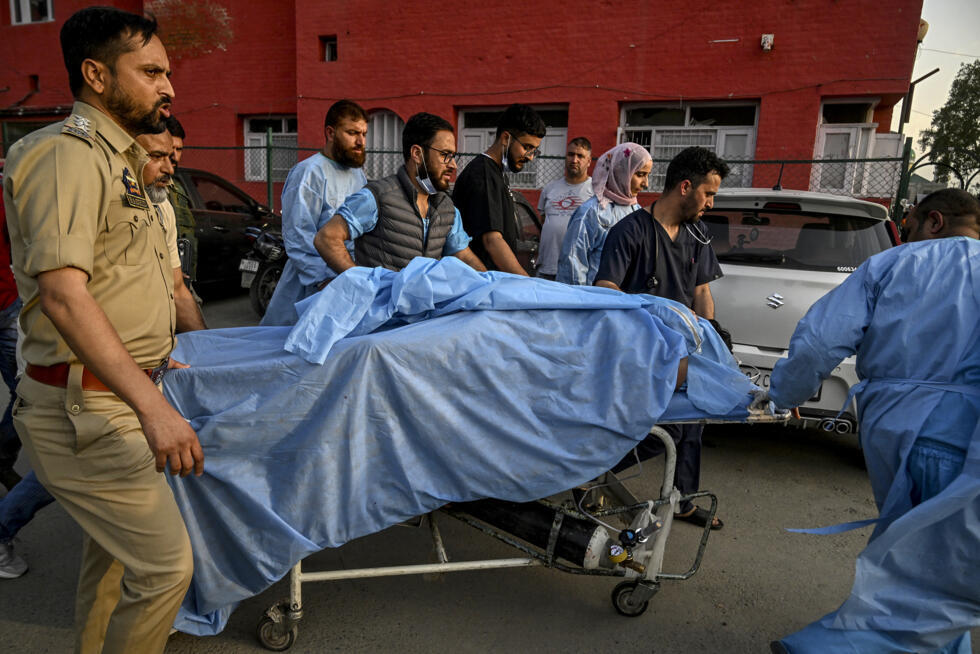 Paramédicos trasladan a un turista herido a un hospital de Anantnag, al sur de Srinagar, el 22 de abril de 2025, tras un atentado en la Cachemira india.