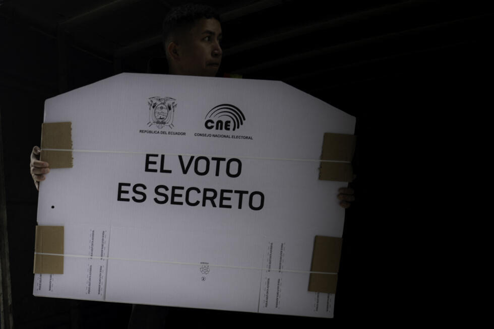 Miembros del Consejo Nacional Electoral (CNE) preparan el material electoral que se distribuirá para la próxima segunda vuelta presidencial en Quito el 12 de abril de 2025. El presidente derechista Daniel Noboa se enfrenta a una dura segunda vuelta el 13 de abril de 2025 contra su carismática rival de izquierdas Luisa González, que aspira a convertirse en la primera mujer presidenta del país.
