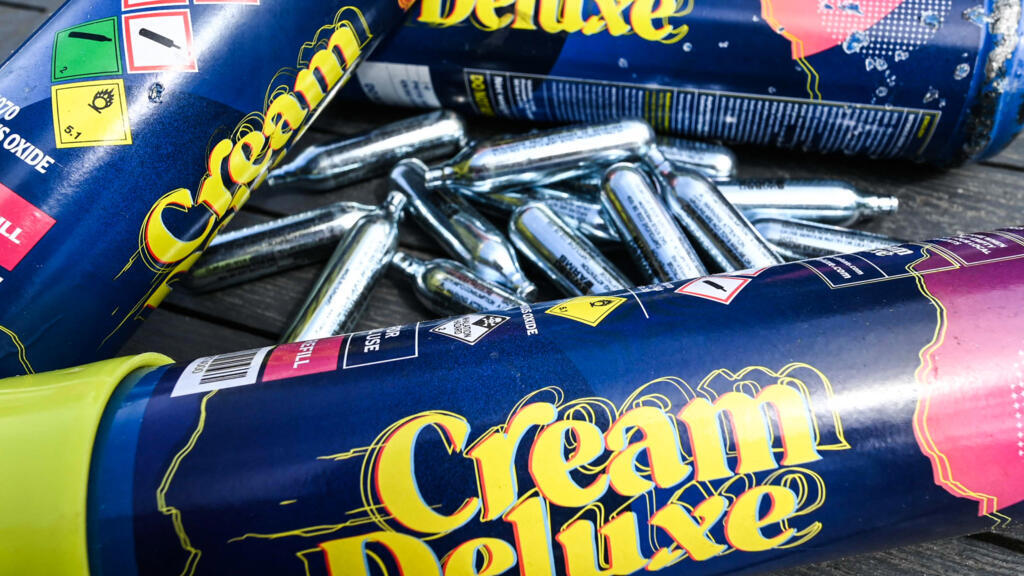 معروف باسم "غاز الضحك".. بريطانيا تمنع استخدام أكسيد النيتروز لأغراض ترفيهية