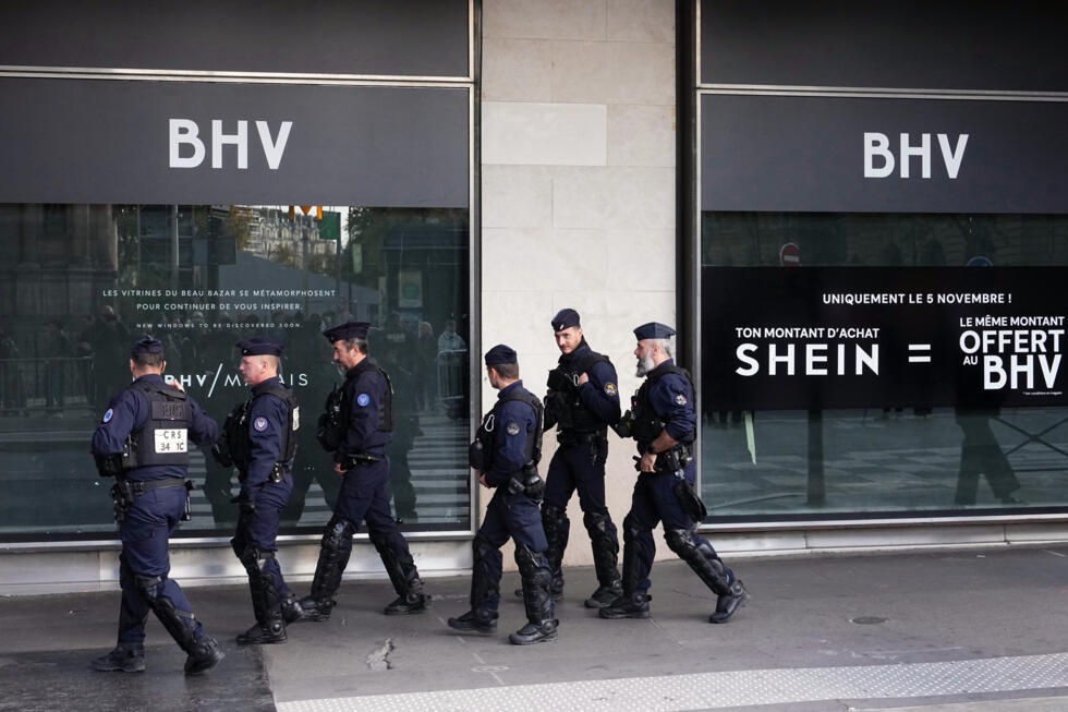 Des policiers patrouillent devant le BHV à Paris, le jour de l'ouverture du premier magasin physique du géant de l'e-commerce asiatique Shein, le 5 novembre 2025