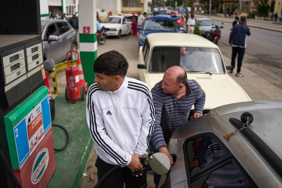 Un conductor surte en una estación de gasolina en La Habana, mientras otros esperan en fila detrás de él. 30 de enero de 2026. Cuba ha dejado de recibir crudo de Venezuela, su principal proveedor.