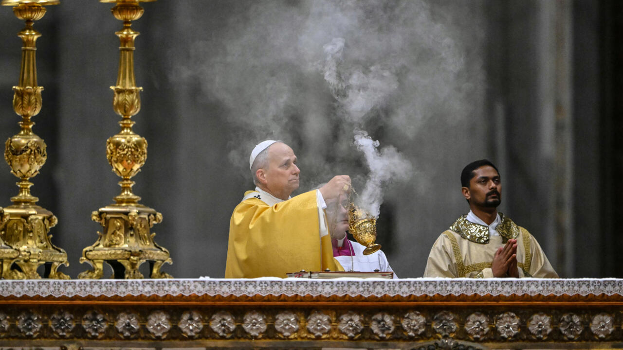 في قداس عيد الميلاد الأول له... البابا ليون الرابع عشر يدعو إلى "هدنة سلام عالمية"