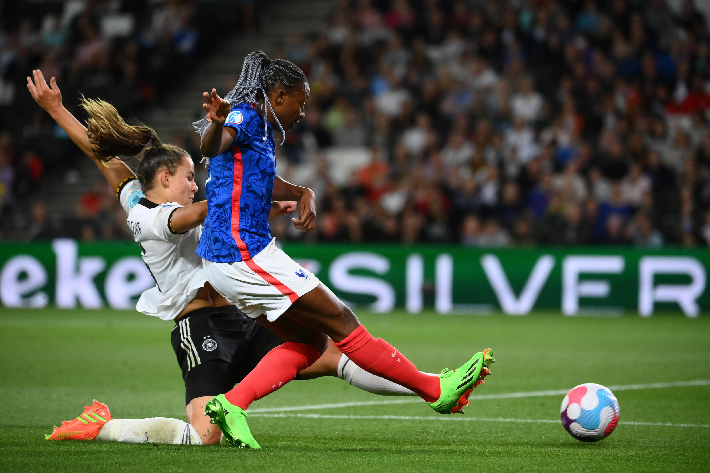 La centrocampista alemana Lena Oberdorf compite con la delantera francesa Kadidiatou Diani durante un partido de semifinales de la Eurocopa femenina de la UEFA 2022, en el Stadium MK, en Milton Keynes, el 27 de julio de 2022