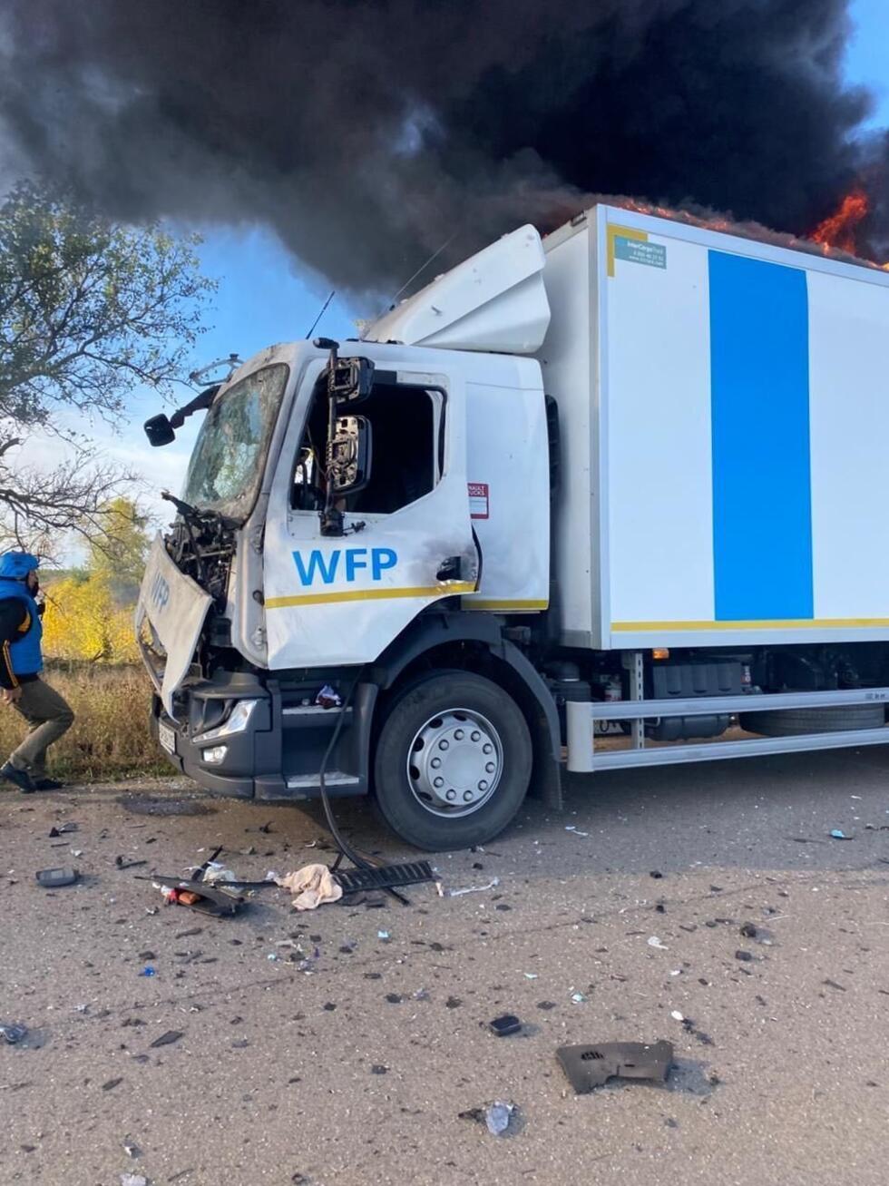 Cette photo publiée par l’OCHA sur son compte Twitter le 14 octobre 2025 montre deux camions du convoi frappés par des drones russes à un kilomètre à l’ouest du village de Bilozerka. Les camions portent le logo du “WFP” (Programme alimentaire mondial) devant et sur leur côté, et “UN’ sur leur toit. (localisation : 46.634260, 32.420163)