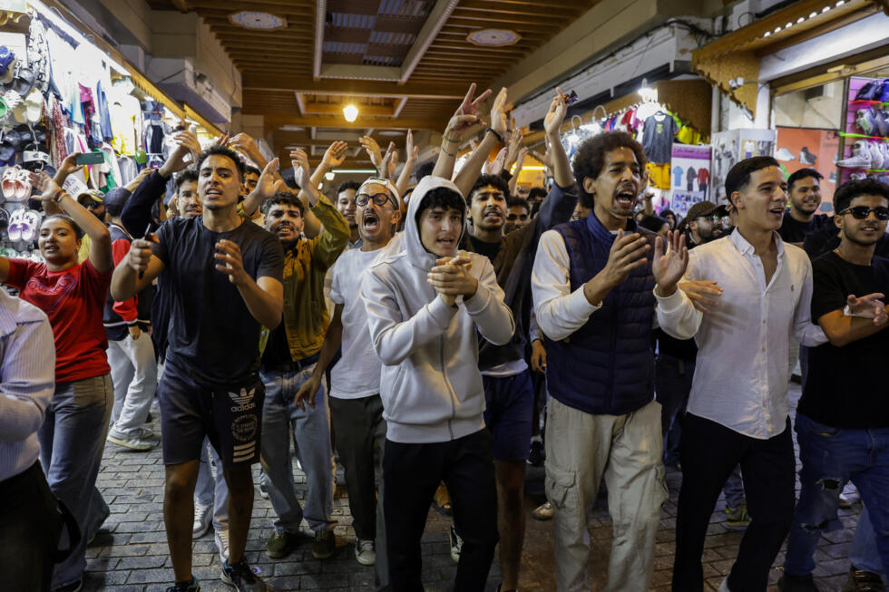 Des manifestants scandent des slogans lors d'une manifestation menée par des jeunes dans un marché de Rabat, le 29 septembre 2025.