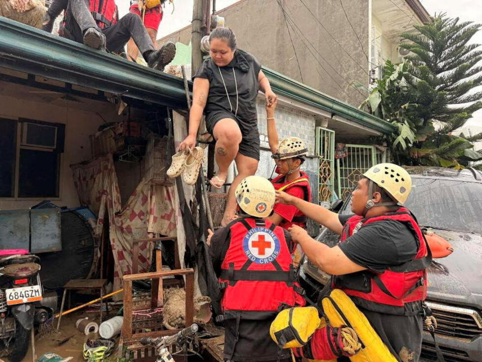 Personal de la Cruz Roja Filipina rescata a un residente tras las lluvias torrenciales provocadas por el tifón Kalmaegi en Talamban, Ciudad de Cebú, Filipinas, el 4 de noviembre de 2025.