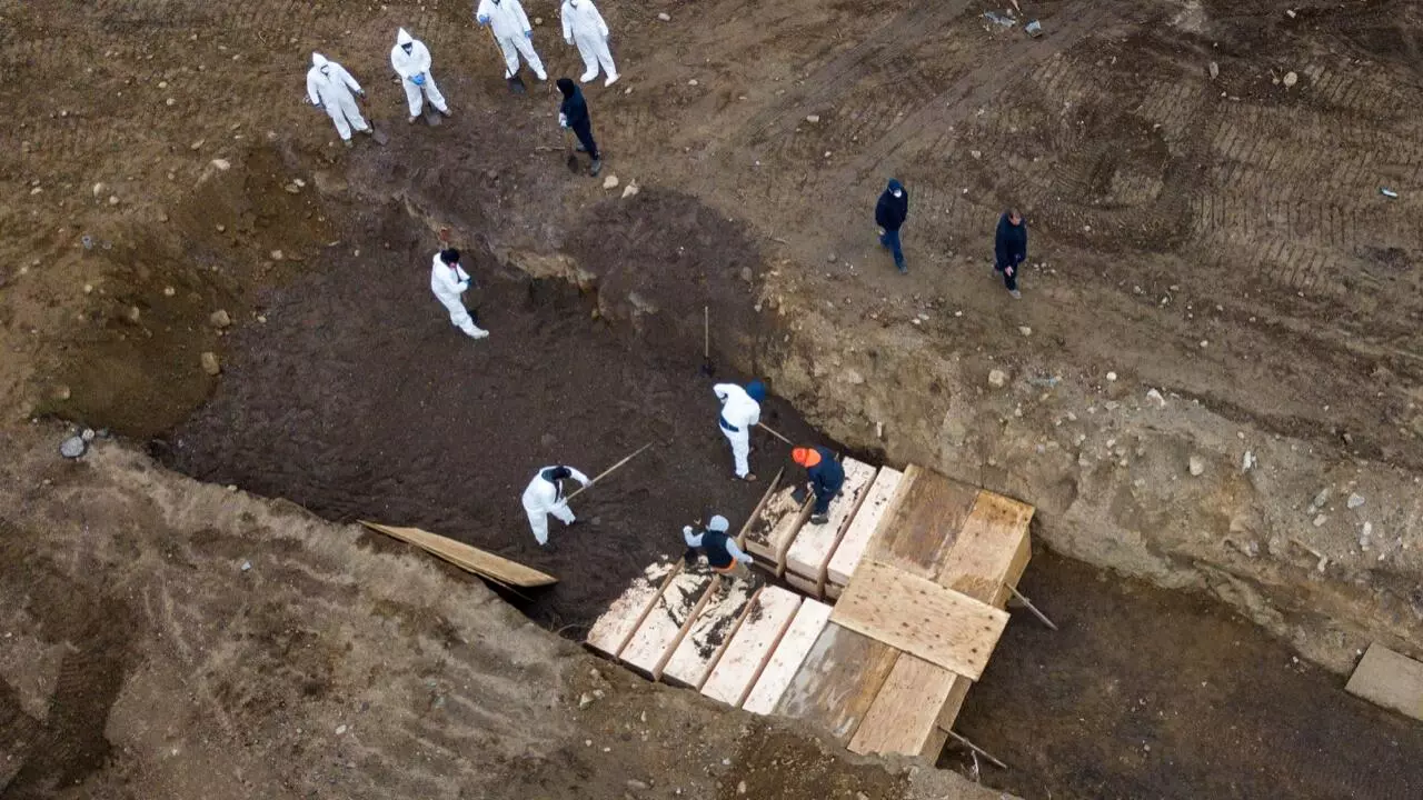 Nueva York, la isla de Hart y la fosa de sepultura temporal para víctimas de Covid-19