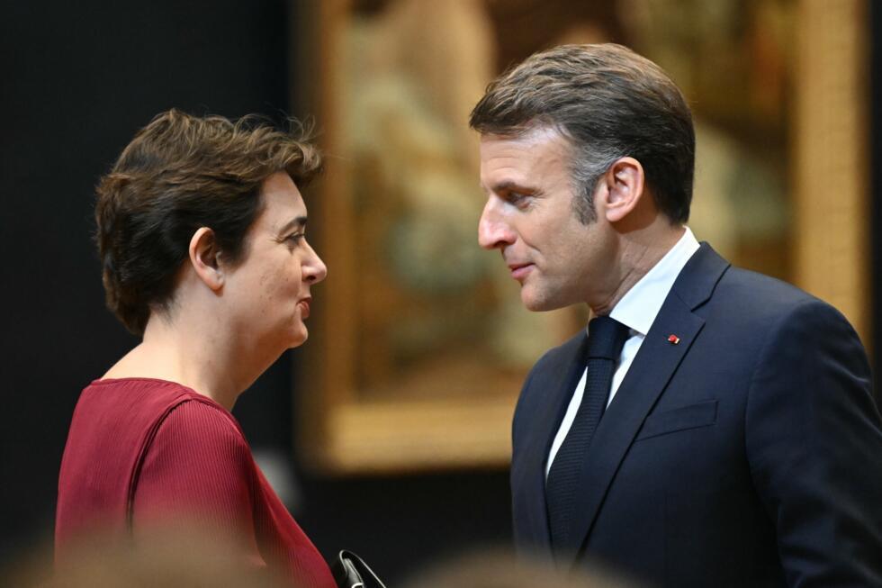 Le président français Emmanuel Macron (d.) s'entretient avec la présidente-directrice du musée du Louvre, Laurence des Cars, au musée du Louvre à Paris, le 28 janvier 2025