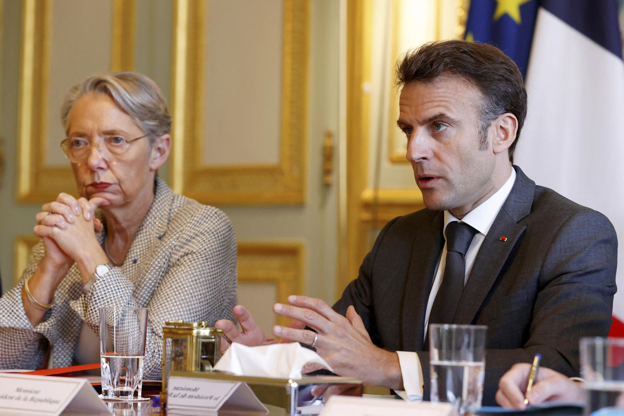 Archivo- El presidente francés Emmanuel Macron y la primera ministra Elisabeth Borne asisten a una reunión con los líderes de la asociación de empleadores franceses (MEDEF), el sindicato CPME y la Unión de empresas locales, en el Palacio del Elíseo de París, el 18 de abril de 2023.