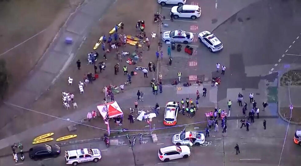 Vista aérea del personal de emergencia trabajando en el lugar de un tiroteo en Bondi Beach, Sídney (Australia), el 14 de diciembre de 2025, en esta captura de pantalla de un vídeo.