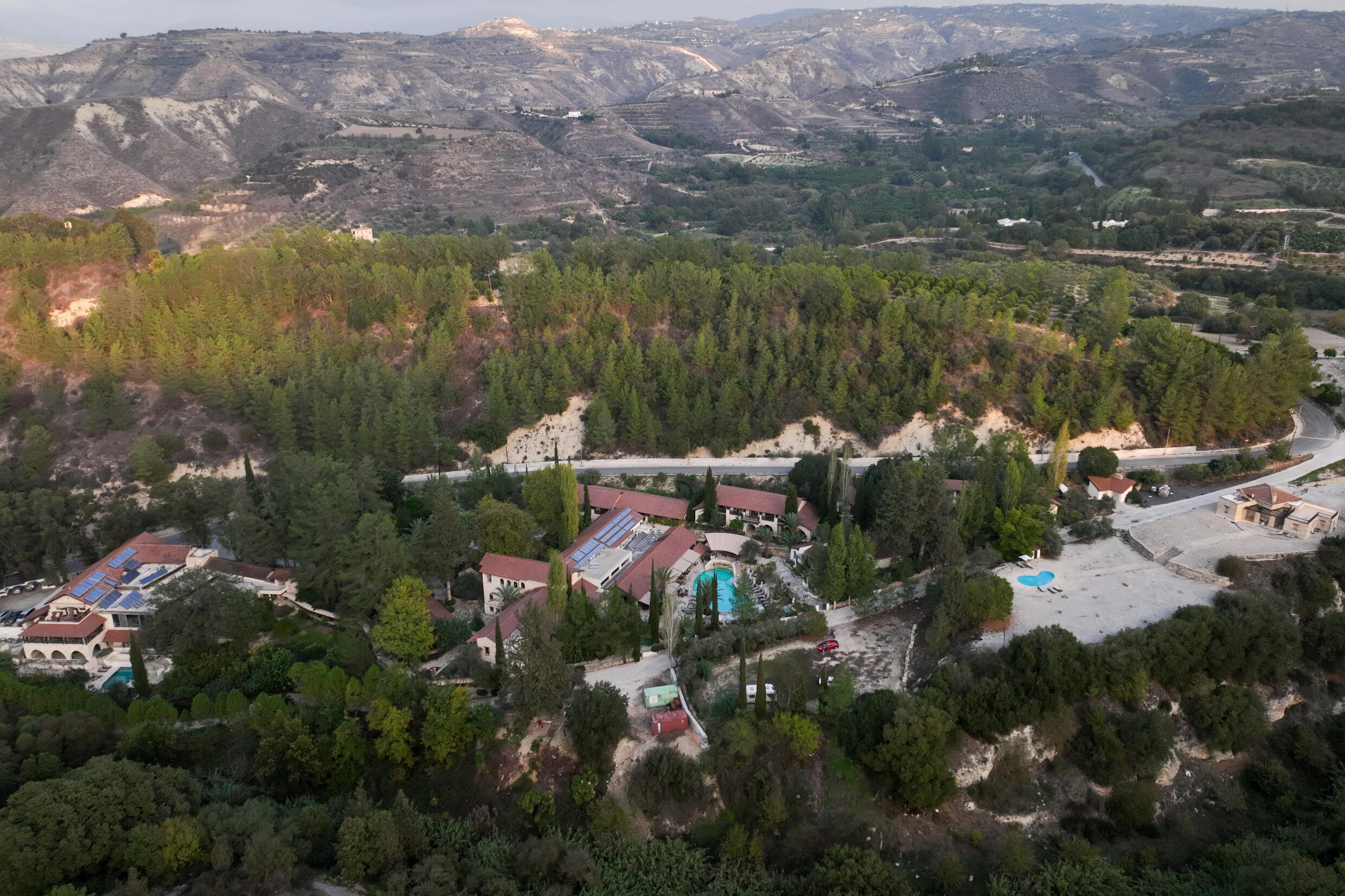 Vue aérienne de l'hôtel thermal Secret Forest, dans la région de Paphos, où des survivants de l'attaque du Hamas du 7 octobre suivent une thérapie, le 14 novembre 2023 à Chypre