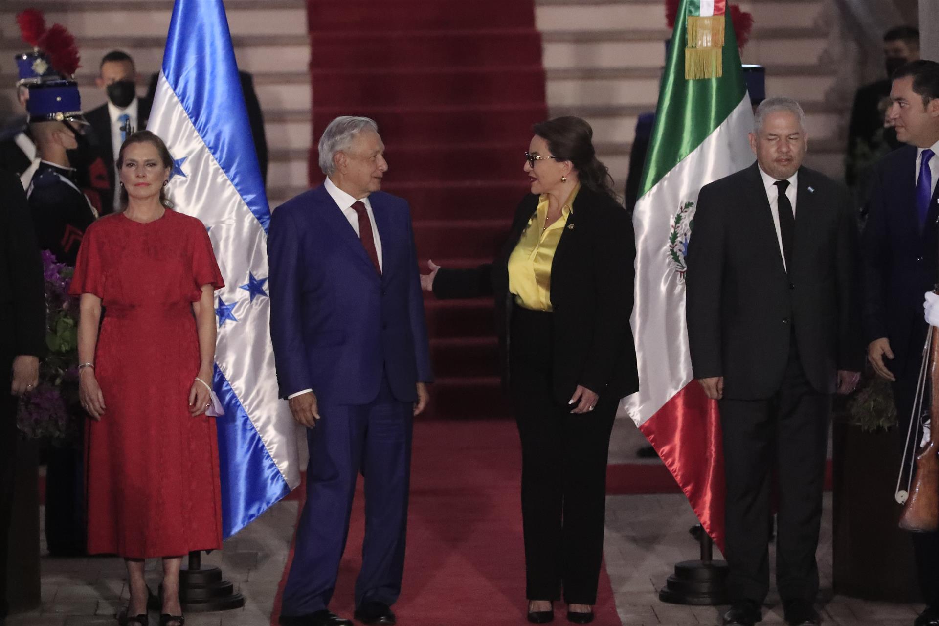 El presidente de México, Andrés Manuel López Obrador, junto a su esposa, Beatriz Gutiérrez, son recibidos por la presidenta de Honduras, Xiomara Castro, en la Casa Presidencial, este viernes, 6 de mayo, en Tegucigalpa.