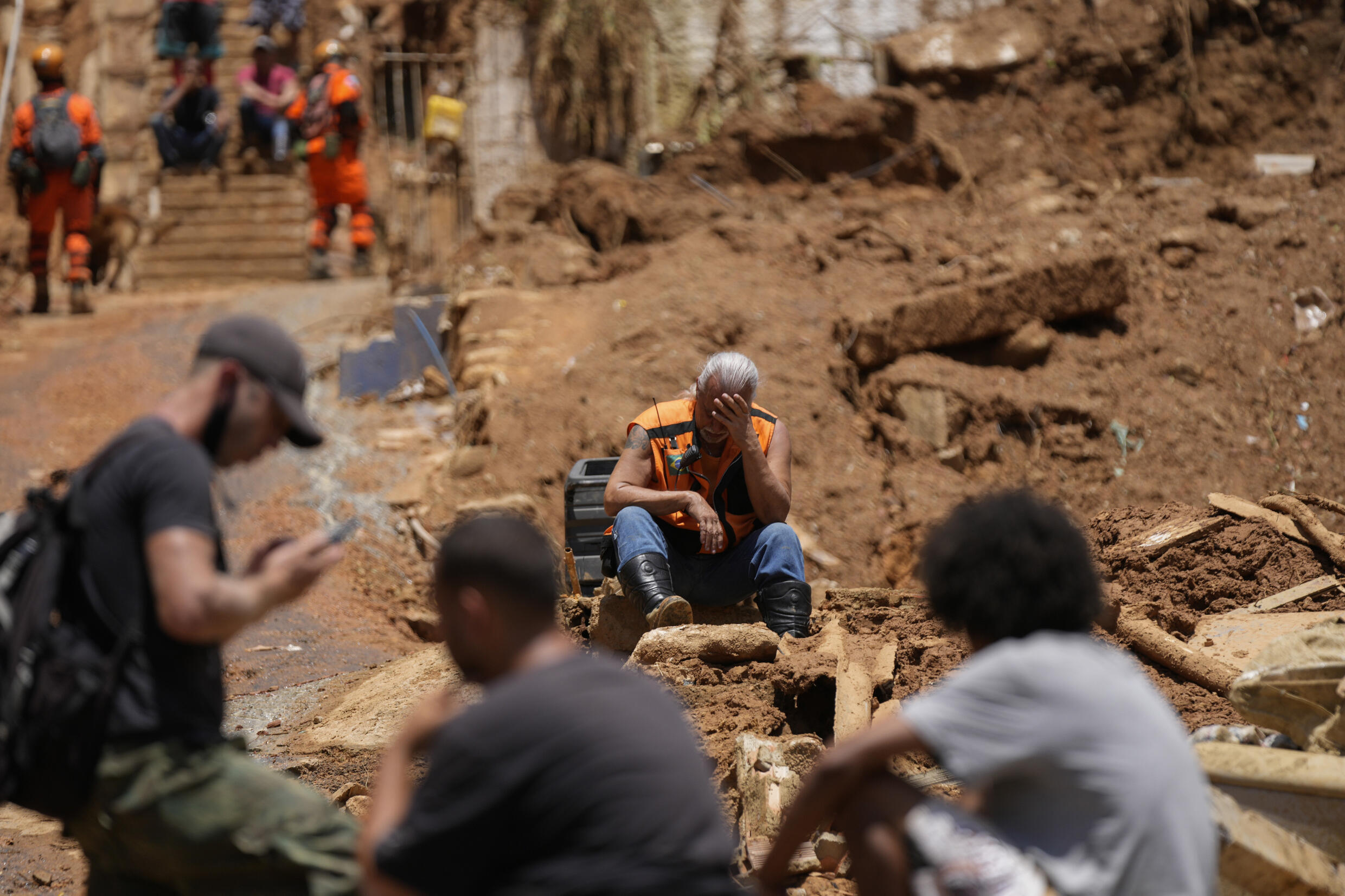 Un trabajador de rescate toma un descanso en el segundo día de los esfuerzos de rescate después de los deslizamientos de tierra mortales en Petrópolis, Brasil, jueves, 17 de febrero de 2022. Las mortales inundaciones y corrimientos de tierra arrasaron casas y coches, pero incluso mientras las familias se preparaban para enterrar a sus muertos, no estaba claro cuántos cuerpos permanecían atrapados en el barro. (AP Photo/Silvia Izquierdo)