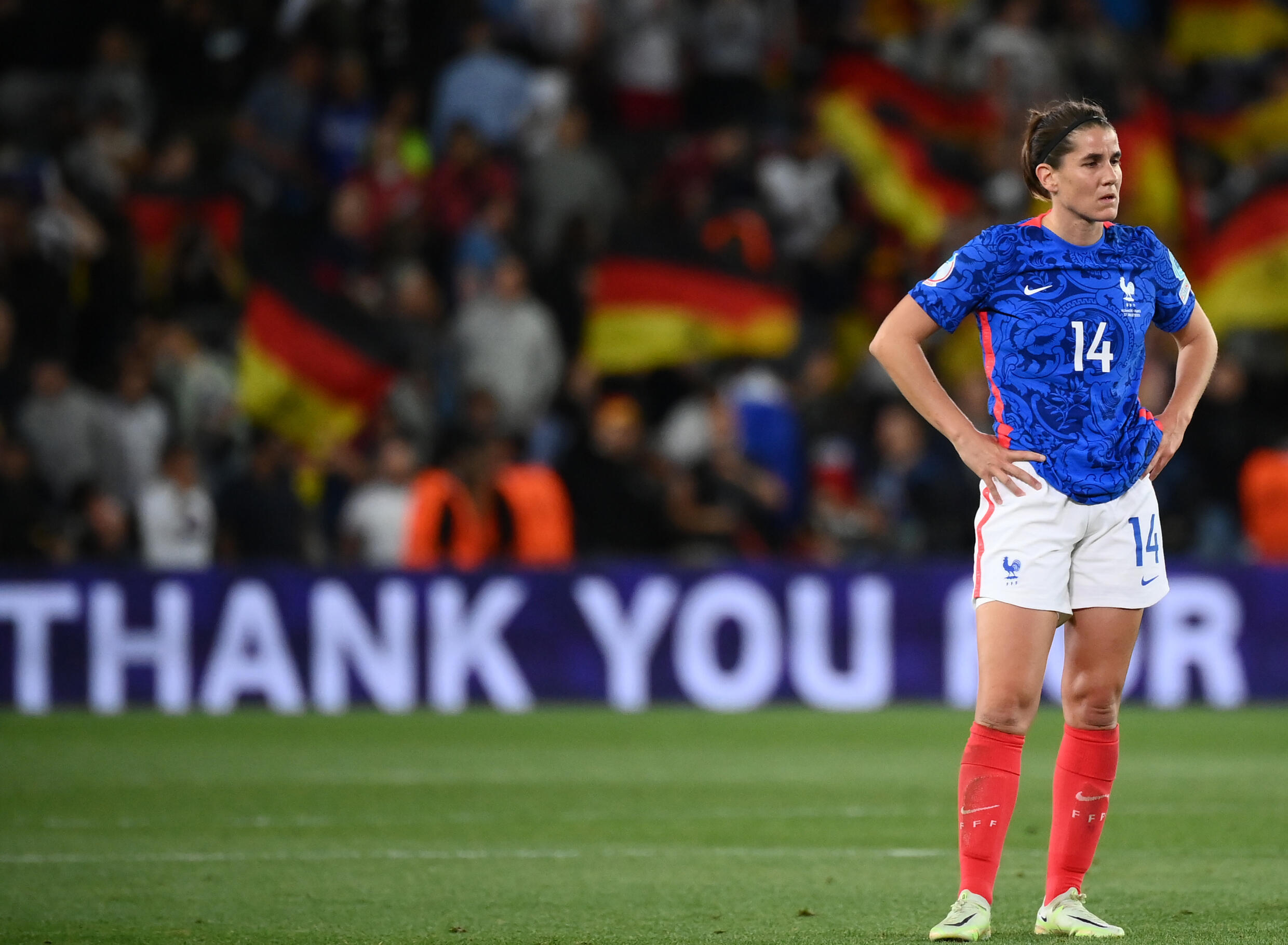 La centrocampista francesa Charlotte Bilbault reacciona al final del partido de fútbol de semifinales de la UEFA Women's Euro 2022 contra Alemania en el Stadium MK, en Milton Keynes, el 27 de julio de 2022