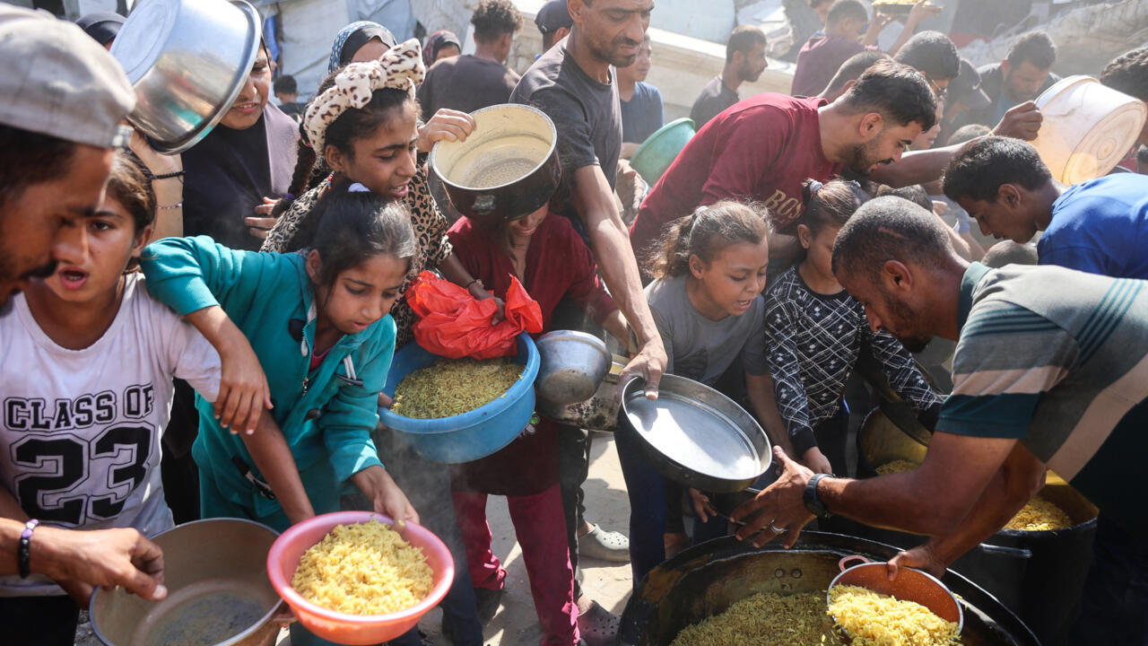 الفصائل الفلسطينية المجتمعة في القاهرة تقرّر "تسليم إدارة قطاع غزة إلى لجنة فلسطينية من المستقلين" (بيان)