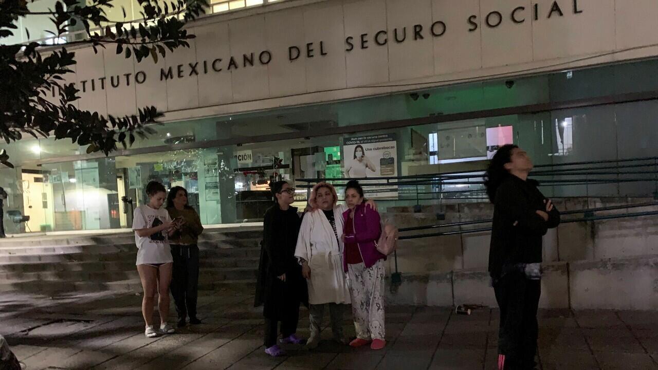 Algunas personas permanecen en las calles después de registrarse un terremoto de 6,9 de magnitud, en la Ciudad de México, México, el 22 de septiembre de 2022.