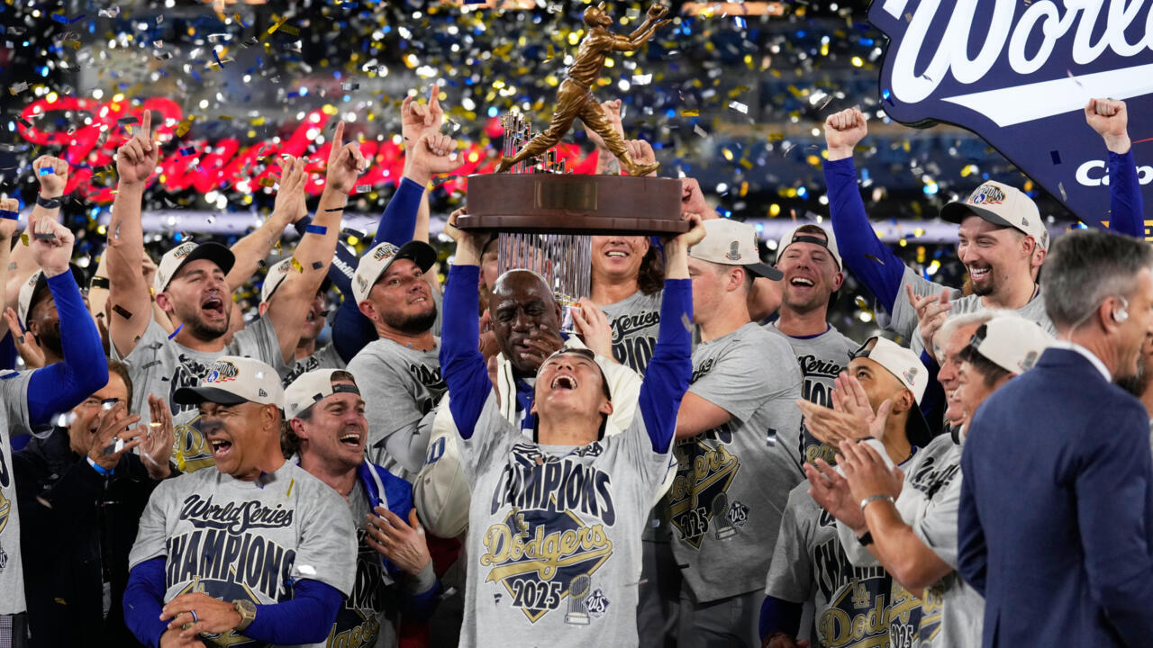 El lanzador japonés de los Dodgers, Yoshinobu Yamamoto, levanta el trofeo que lo consagra como el Jugador Más Valioso de la Serie Mundial 2025. Toronto, 2 de noviembre de 2025.