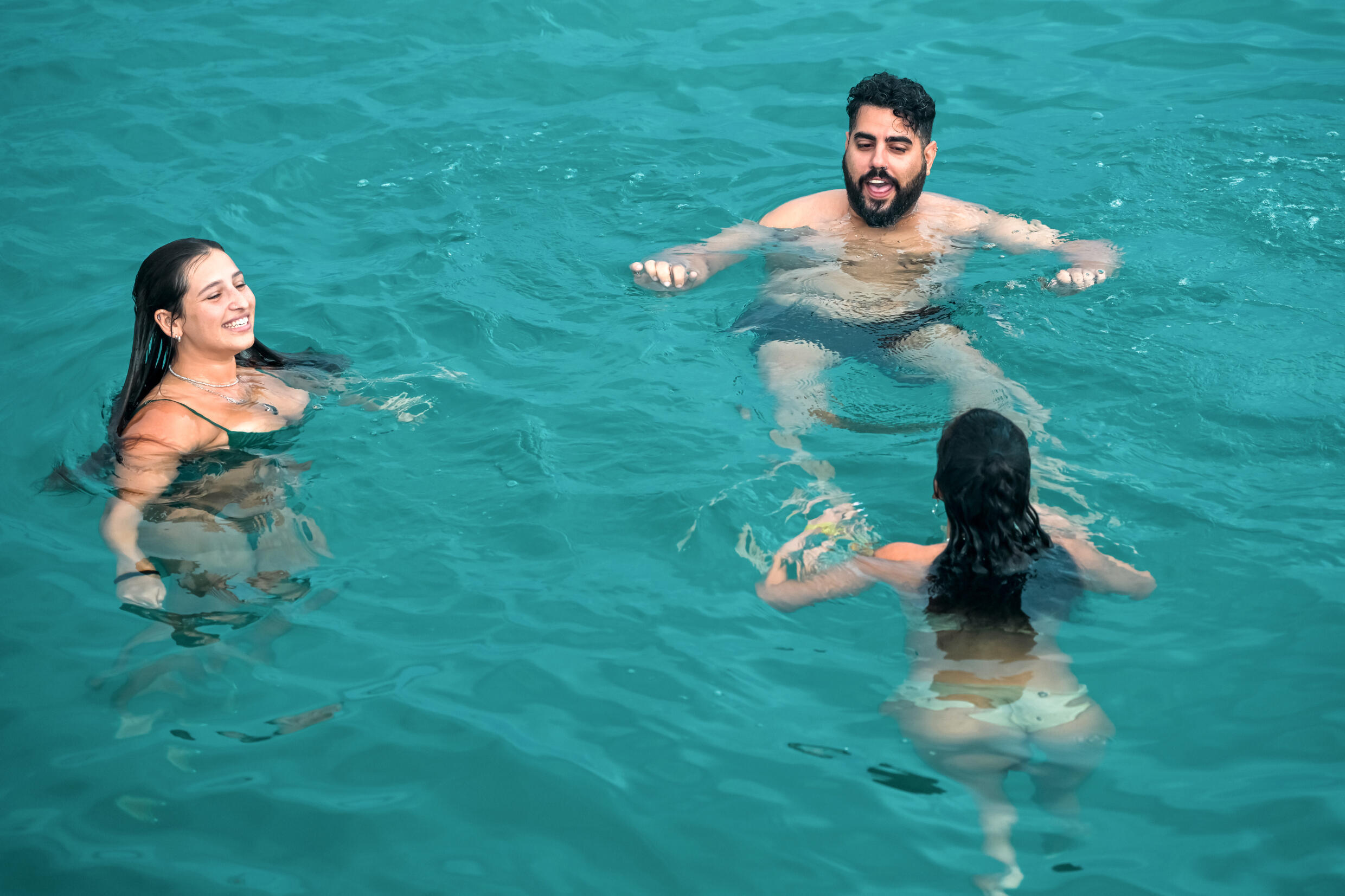 Des Israéliens ayant survécu à l'attaque du Hamas du 7 octobre contre le festival Tribe of Nova, se baignent, dans le cadre d'une thérapie thermale, dans la région de Paphos, le 14 novembre 2023 à Chypre