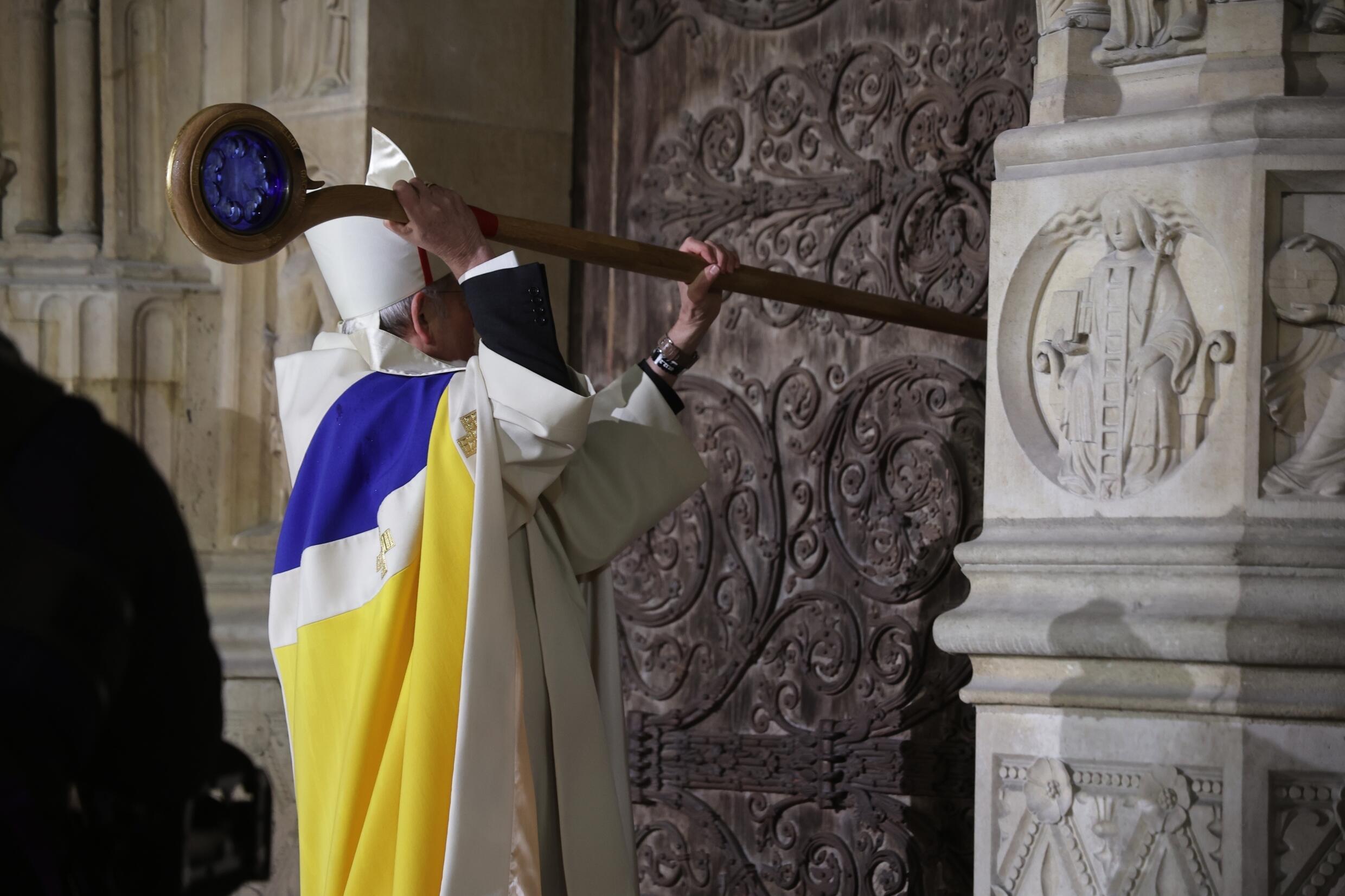L'archevêque de Paris, Mgr Ulrich, frappe à la porte de la cathédrale Notre-Dame de Paris lors d'une cérémonie pour sa réouverture officielle, le 7 décembre 2024 à Paris