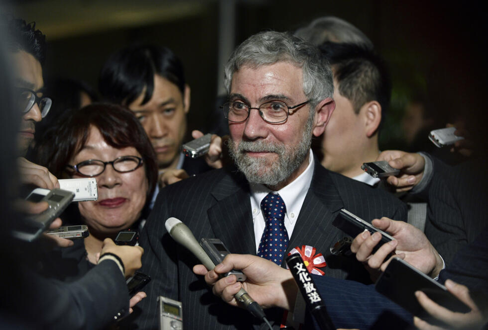 El economista estadounidense y ganador del Premio Nobel de Economía Paul Krugman, en el centro, responde a las preguntas de los periodistas tras su reunión con el primer ministro japonés, Shinzo Abe, en la residencia oficial de este último en Tokio, Japón, el martes 22 de marzo de 2016. Krugman participó en una reunión sobre economía financiera internacional con altos funcionarios del Gobierno japonés.