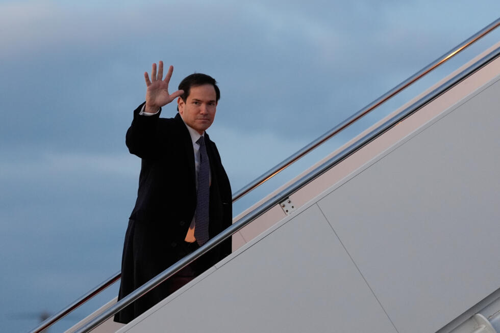 El secretario de Estado de Estados Unidos, Marco Rubio, saluda al abordar el avión que lo trasladaría a la Conferencia de Seguridad de Múnich. Maryland, 12 de febrero de 2026.